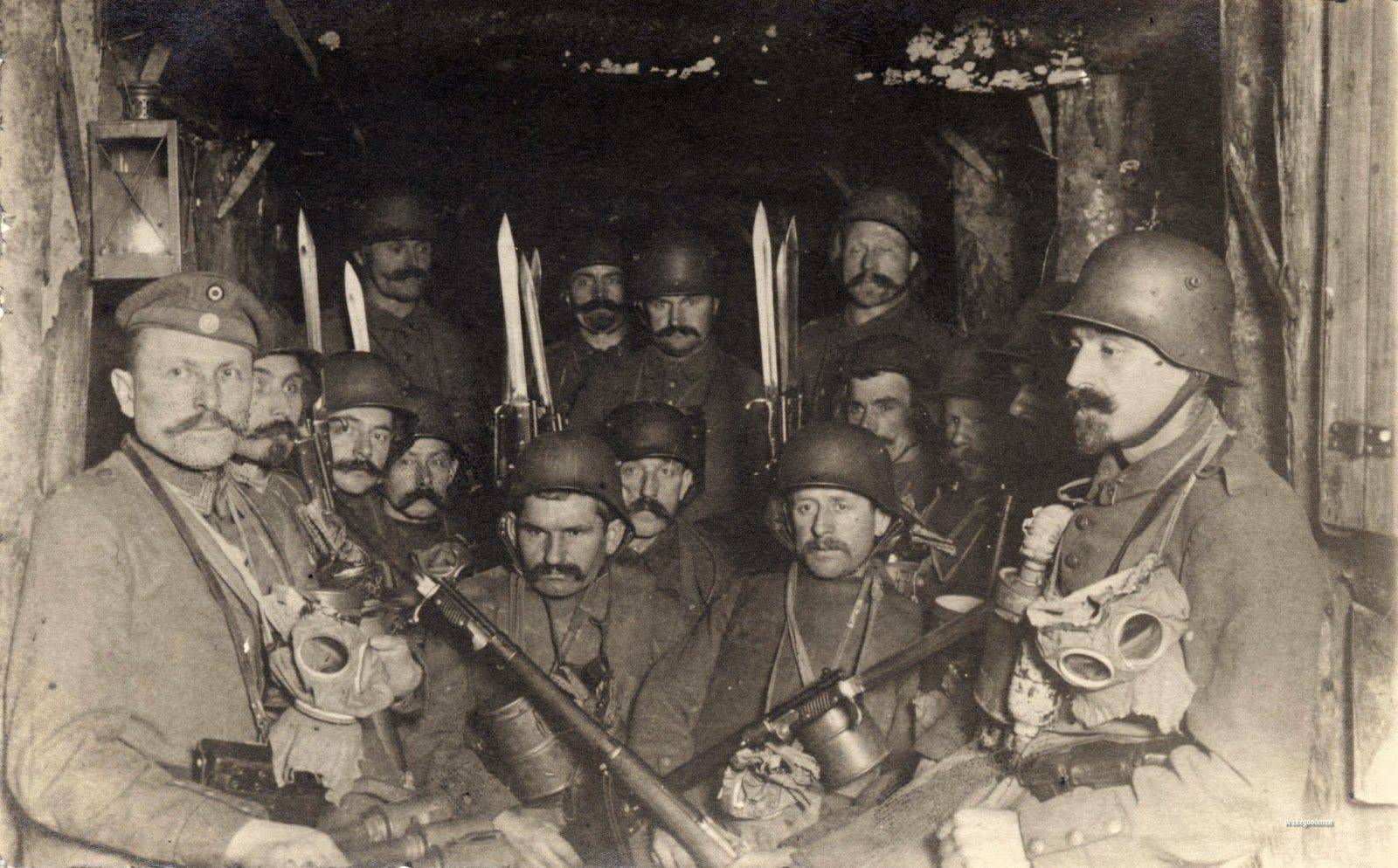 Deutsche Soldaten warten in einem Unterstand auf die Aufhebung eines feindlichen Artilleriefeuers, 1917