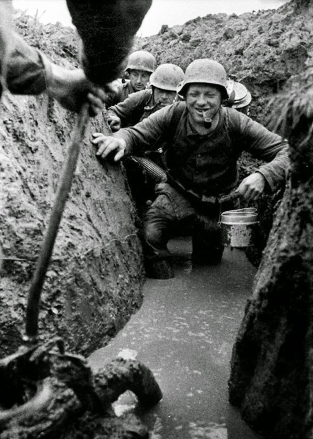 Deutsche Soldaten in den überfluteten Schützengräben, 1943